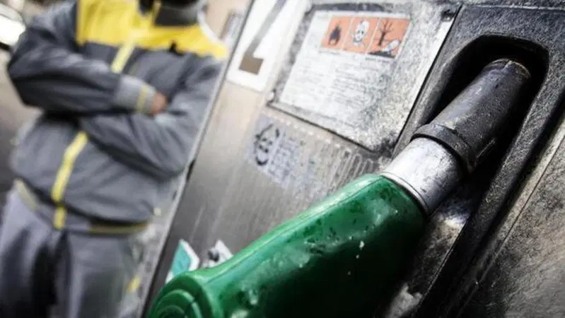 Benzina a 1,99 euro con Eni e IP: il tetto ai prezzi divide l'Italia
