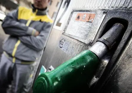 Benzina a 1,99 euro con Eni e IP: il tetto ai prezzi divide l'Italia