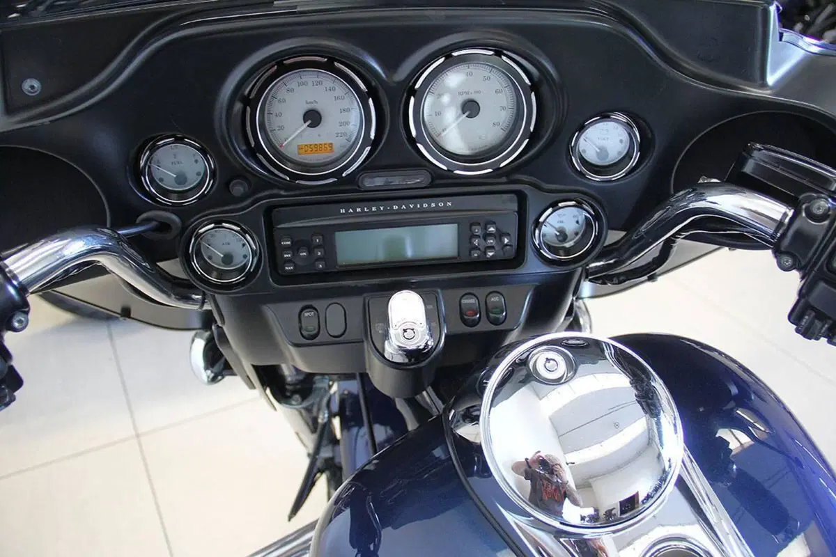 Harley-Davidson 1690 Street Glide (2011 - 13) - FLHX (11)