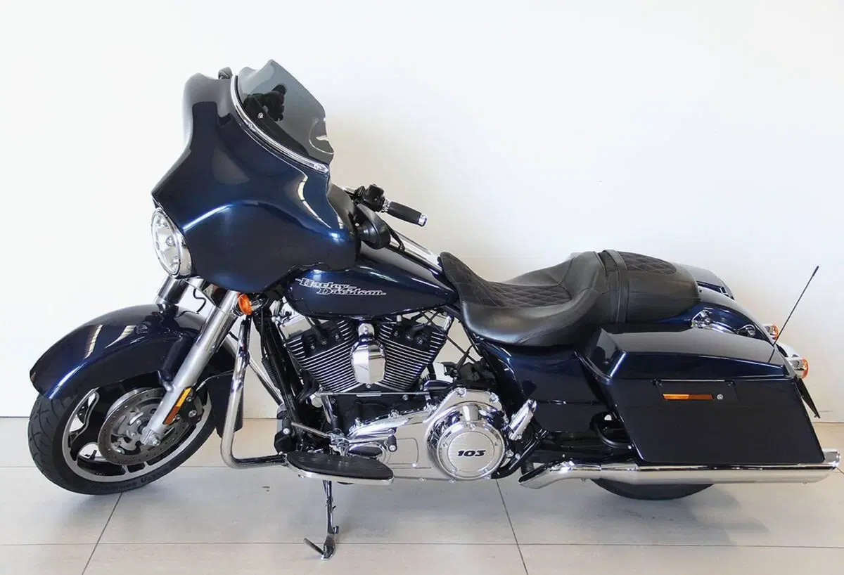 Harley-Davidson 1690 Street Glide (2011 - 13) - FLHX (13)