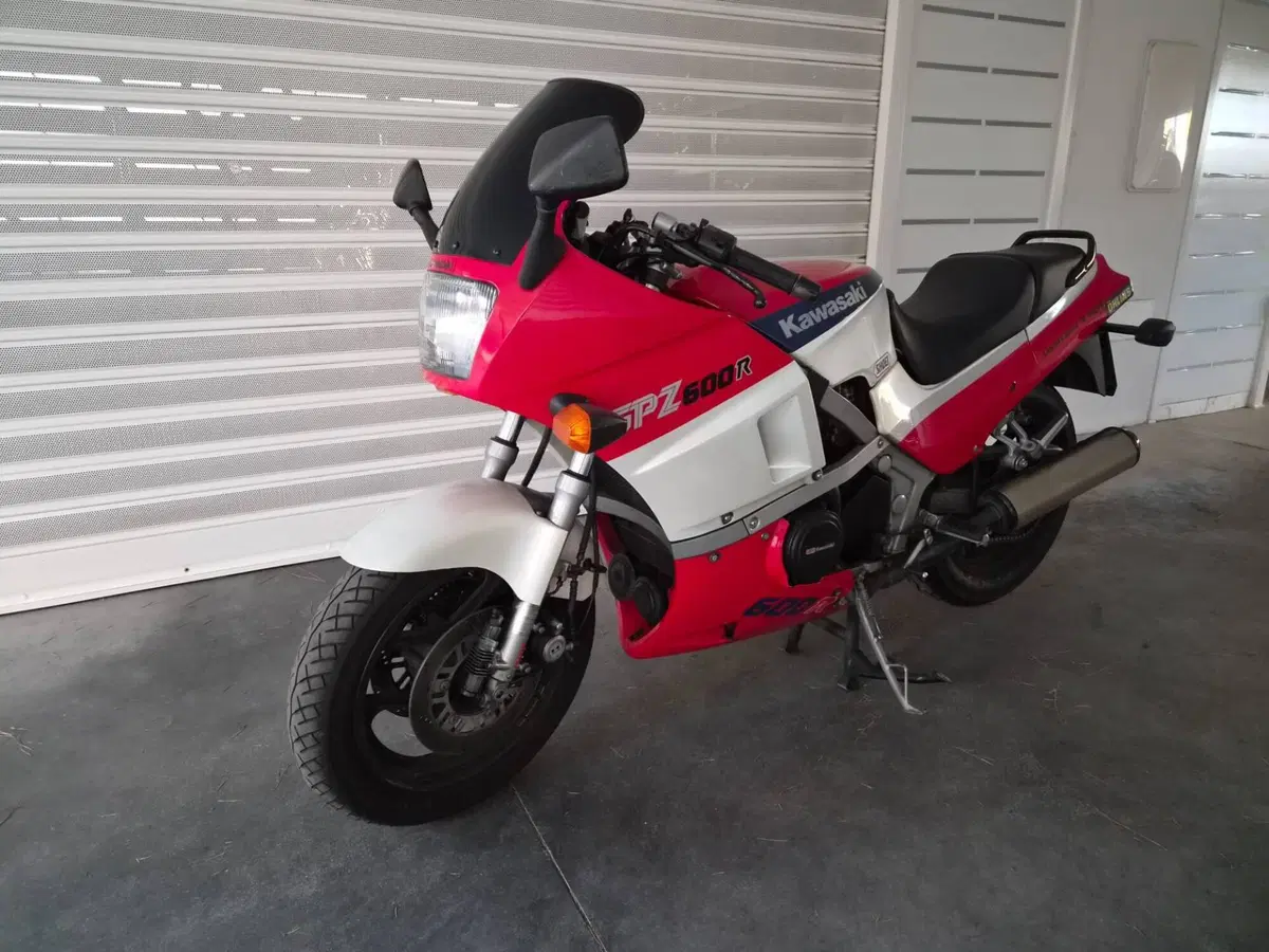 Kawasaki GPZ600r  (8)