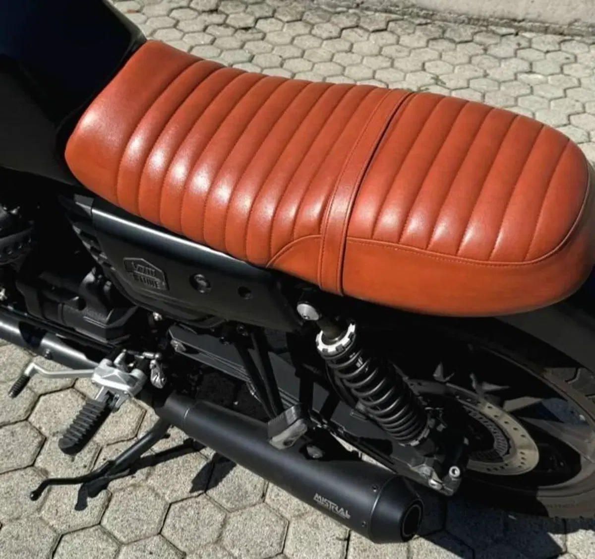 Moto Guzzi V7 III Stone Night Pack (2019 - 20) (4)