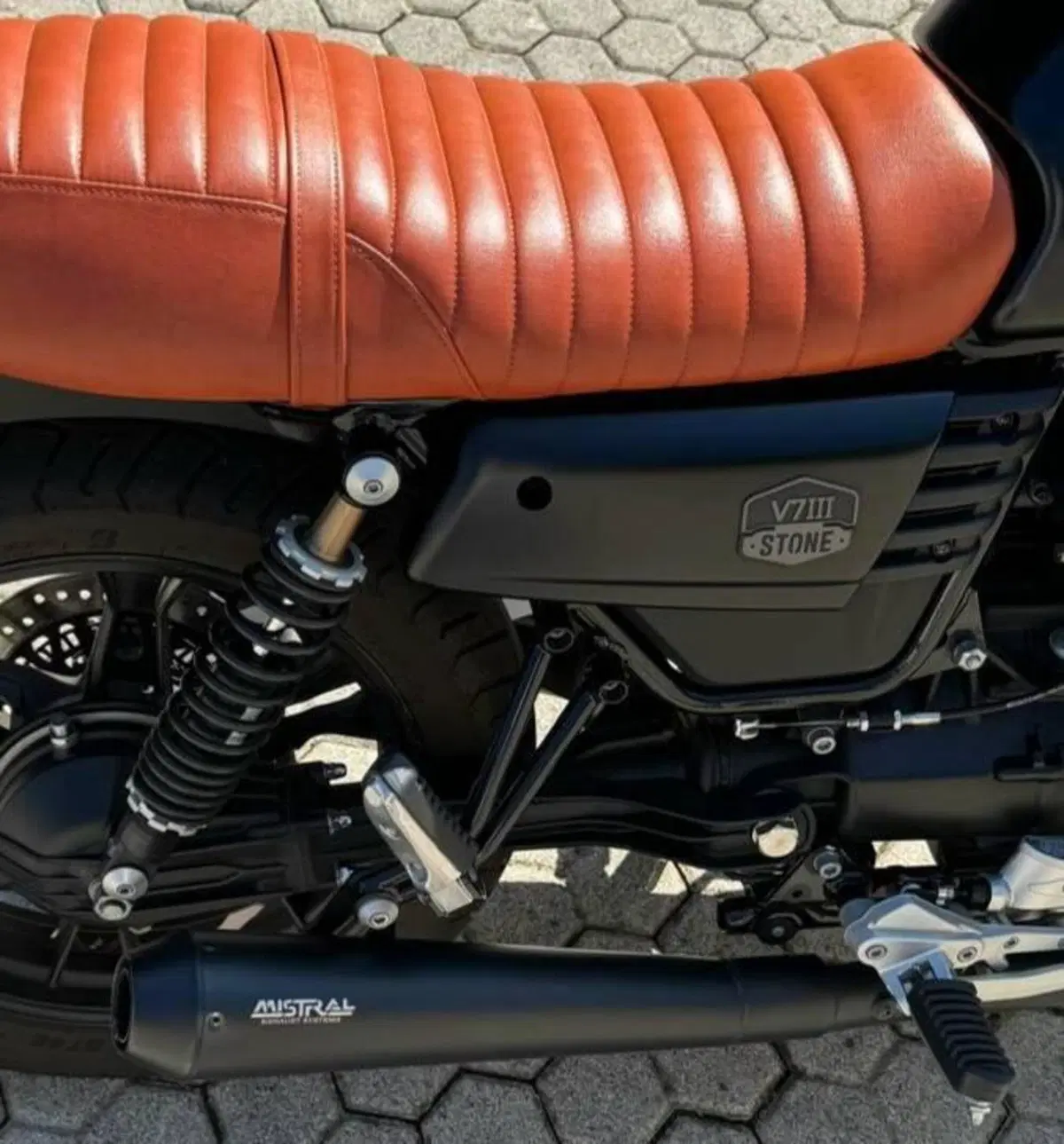 Moto Guzzi V7 III Stone Night Pack (2019 - 20) (6)