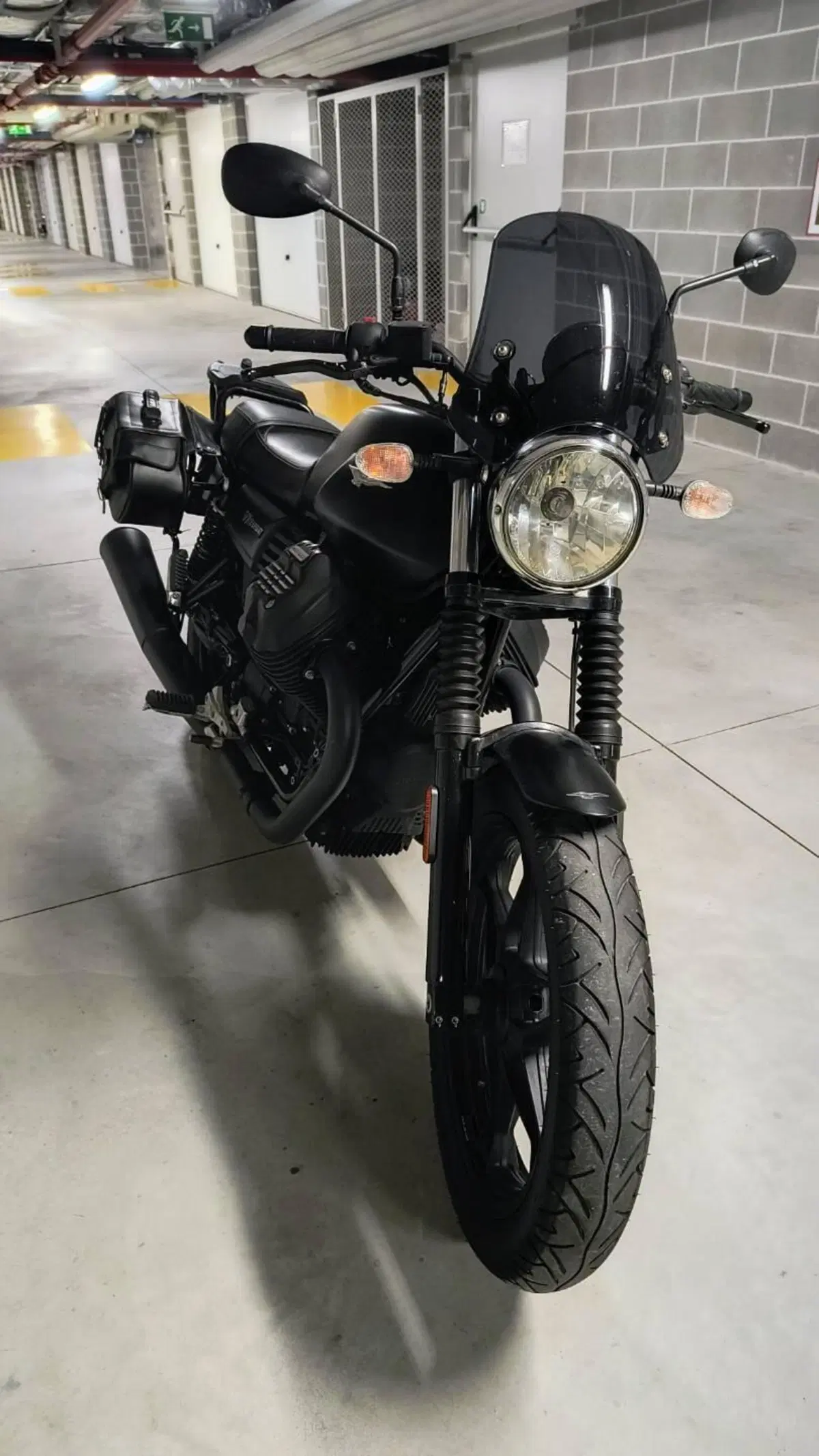 Moto Guzzi V7 III Stone (2017 - 20) (2)