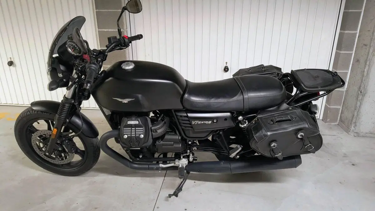 Moto Guzzi V7 III Stone (2017 - 20) (3)