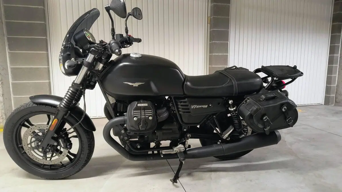 Moto Guzzi V7 III Stone (2017 - 20) (4)