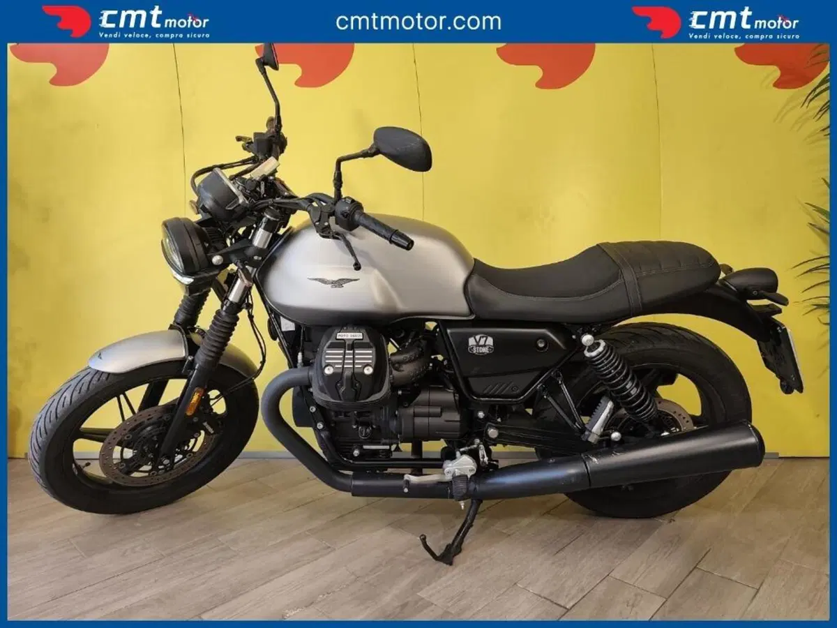 Moto Guzzi V7 Stone (2021 - 24) (3)