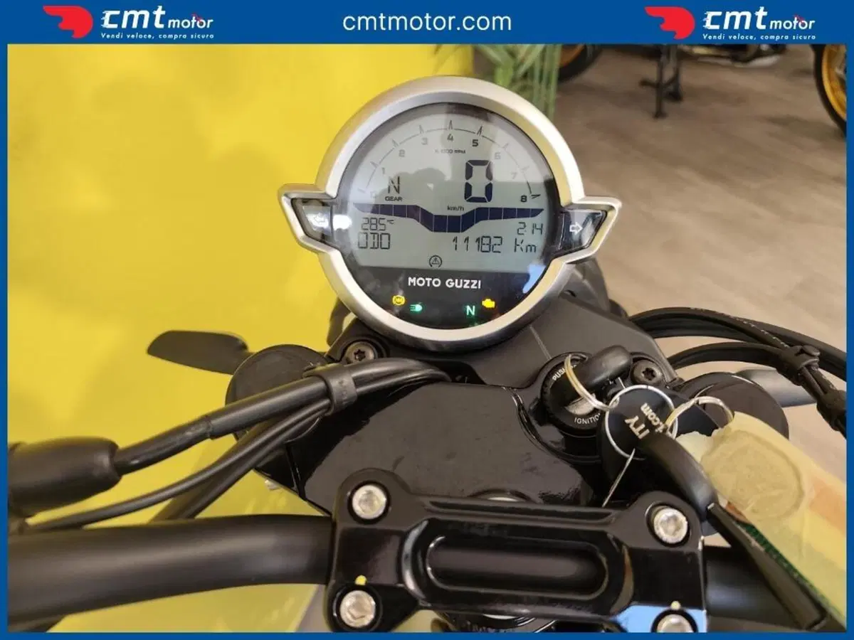 Moto Guzzi V7 Stone (2021 - 24) (5)