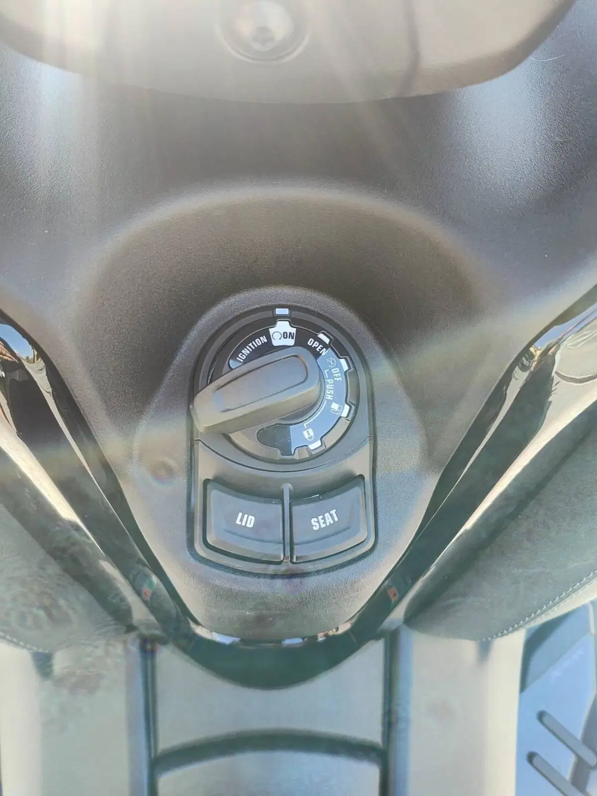 Yamaha X-Max 300 Tech Max+ (2025 - 26) (3)