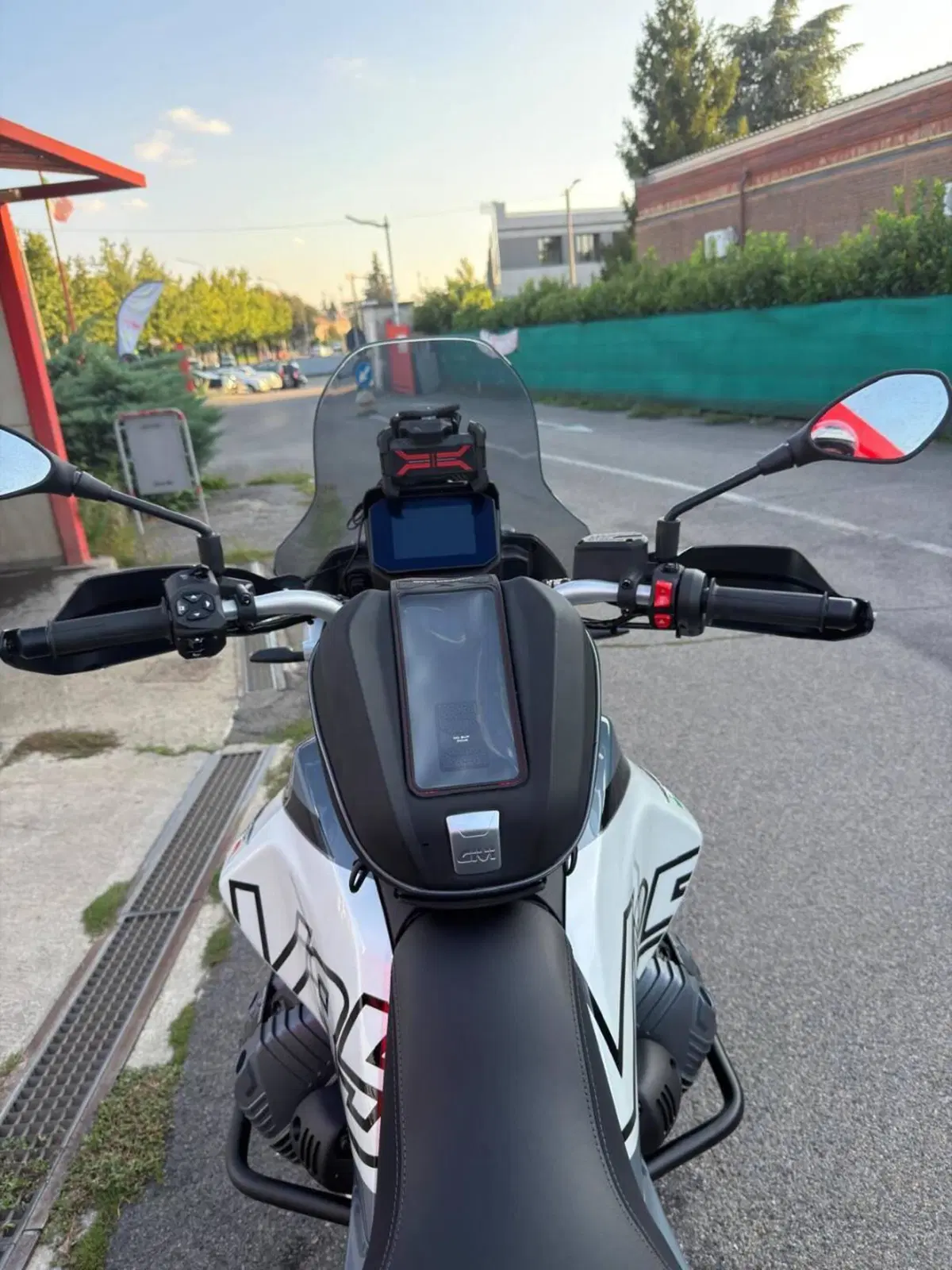 Moto Guzzi V85 TT (2024 - 26) (14)
