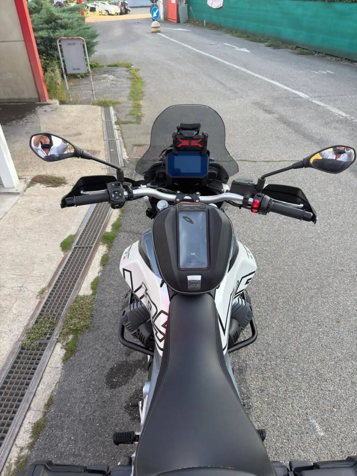 Moto Guzzi V85 TT (2024 - 26) (2)