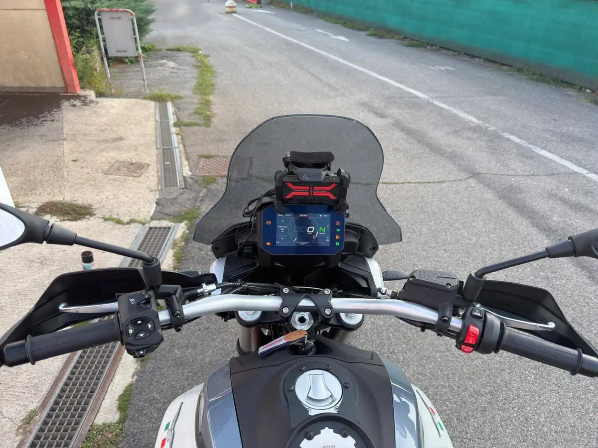 Moto Guzzi V85 TT (2024 - 26) (4)