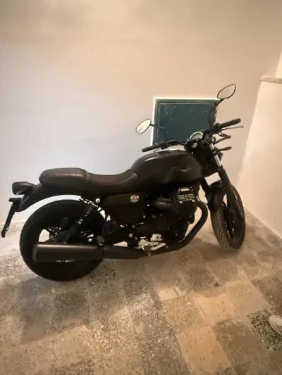 Moto Guzzi V7 Stone (2021 - 24) usata