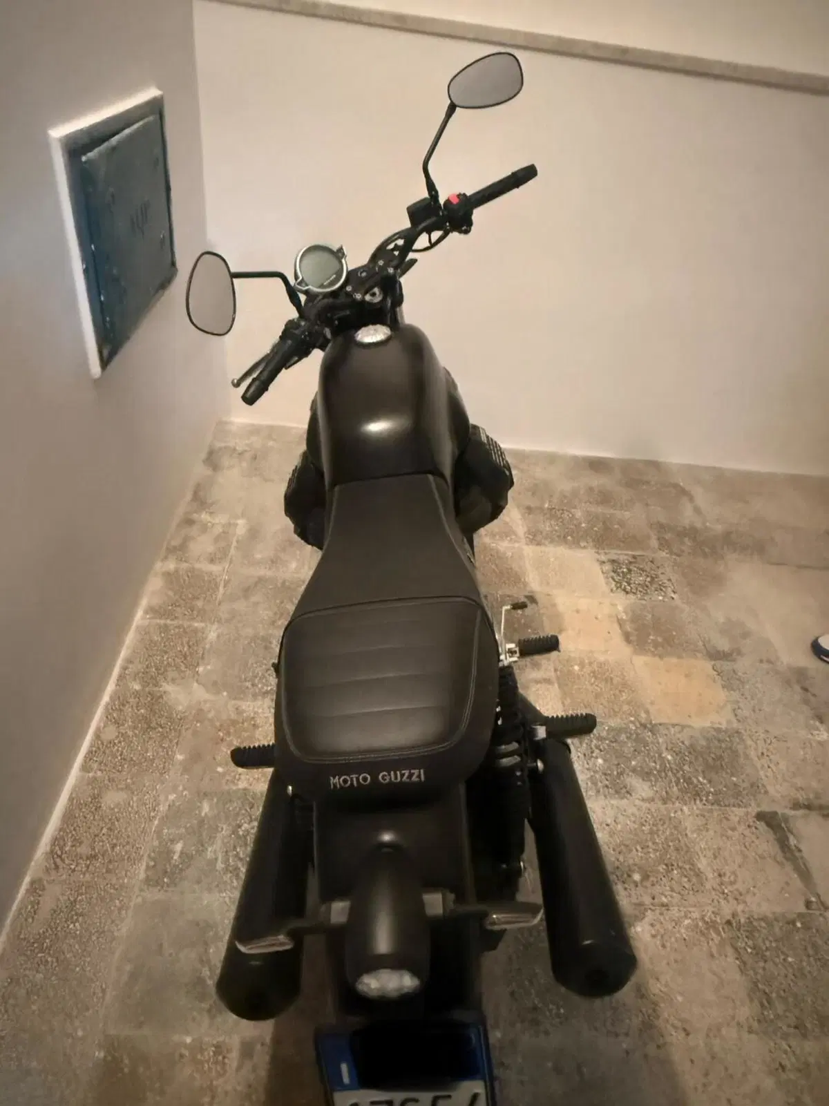 Moto Guzzi V7 Stone (2021 - 24) (3)