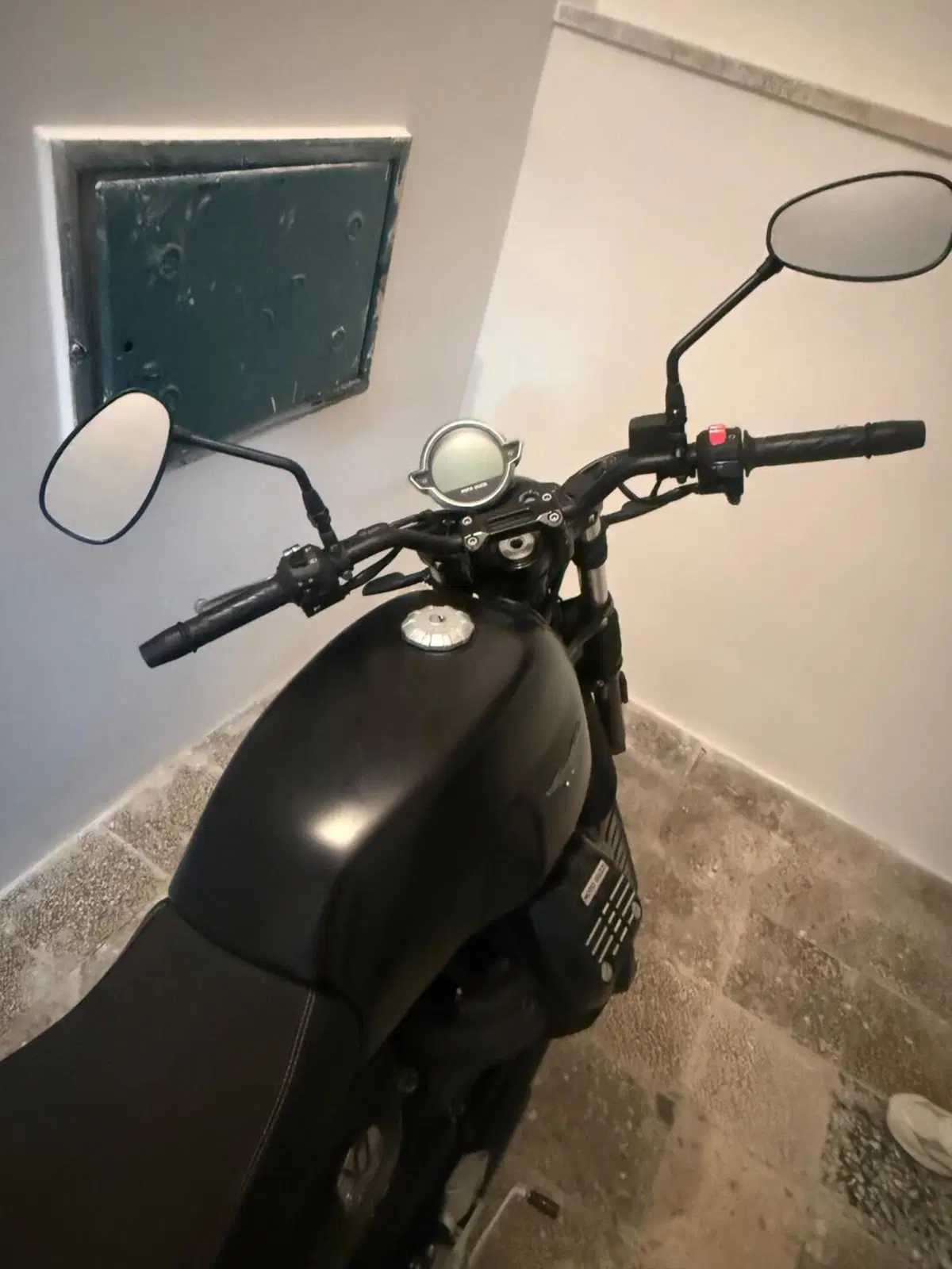 Moto Guzzi V7 Stone (2021 - 24) (4)