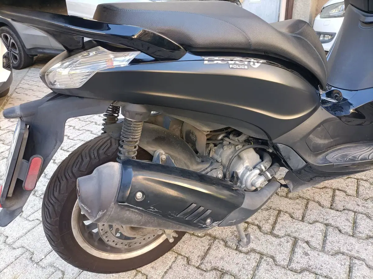 Piaggio Beverly 300 i.e. Police ABS-ASR (2017 - 20) (4)