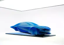 Alpine A110, la nuova generazione prende forma: una scultura anticipa il design della sportiva elettrica