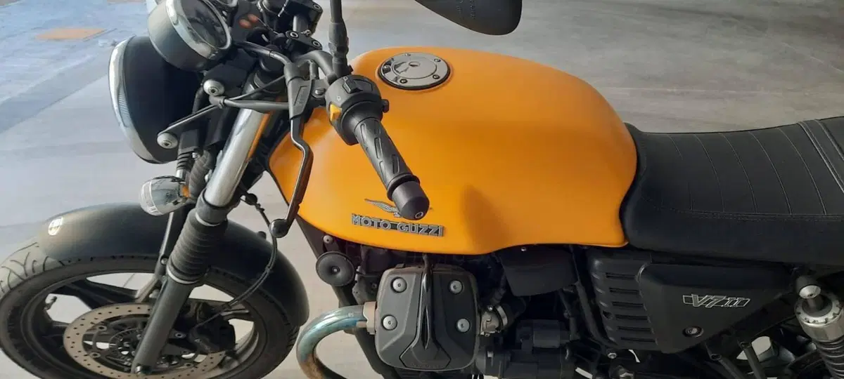 Moto Guzzi V7 II Stone (2015 - 17) (3)