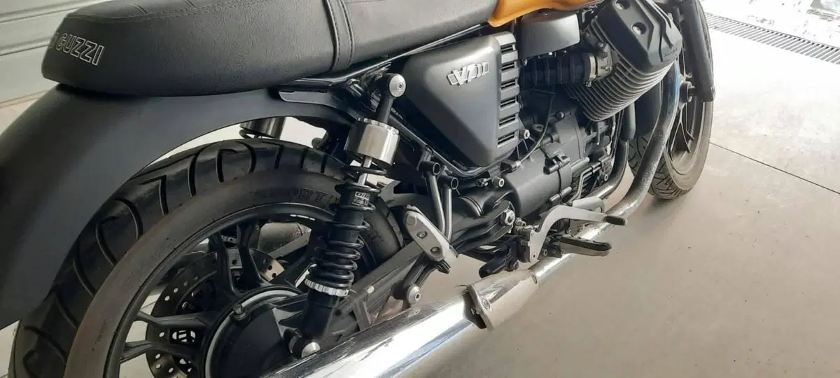 Moto Guzzi V7 II Stone (2015 - 17) (4)