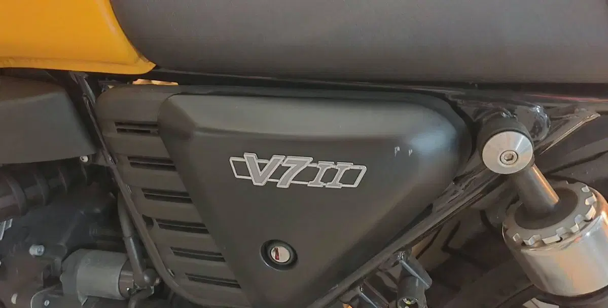 Moto Guzzi V7 II Stone (2015 - 17) (7)