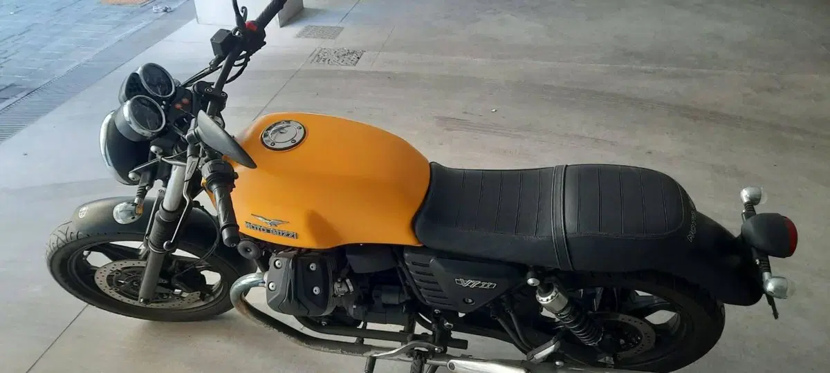 Moto Guzzi V7 II Stone (2015 - 17) (8)