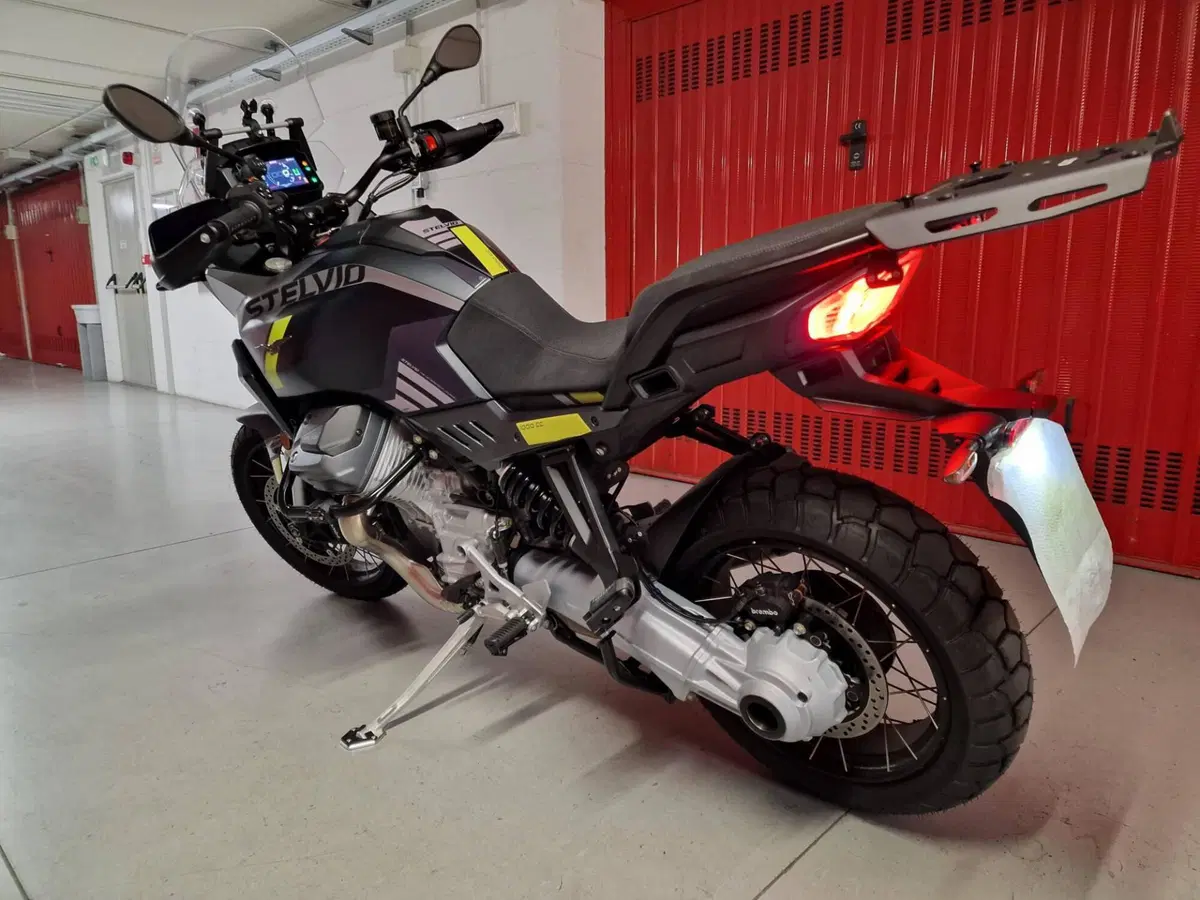 Moto Guzzi Stelvio (2024 - 26) (11)