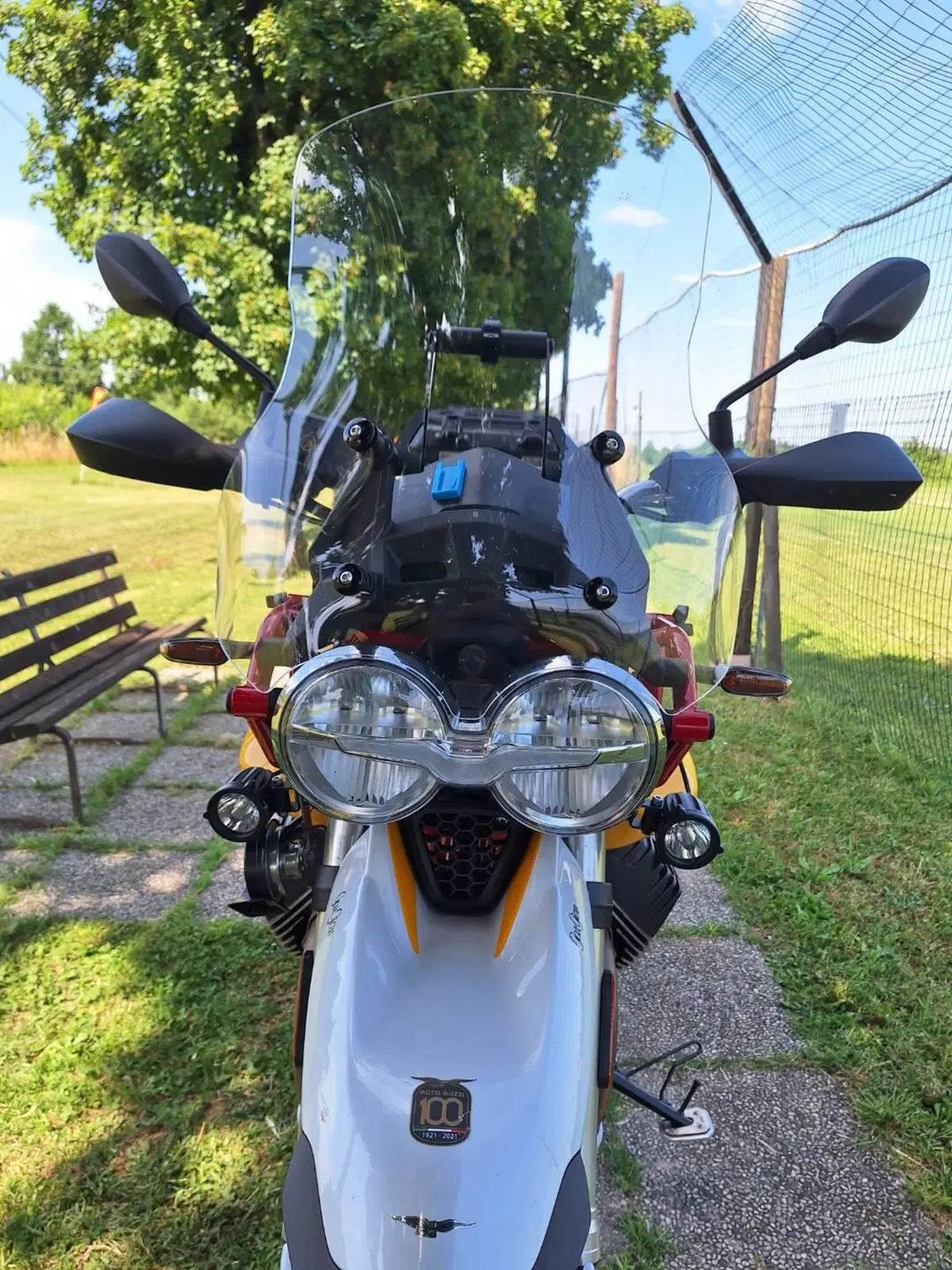 Moto Guzzi V85 TT Evocative Graphics (2019 - 20) (2)