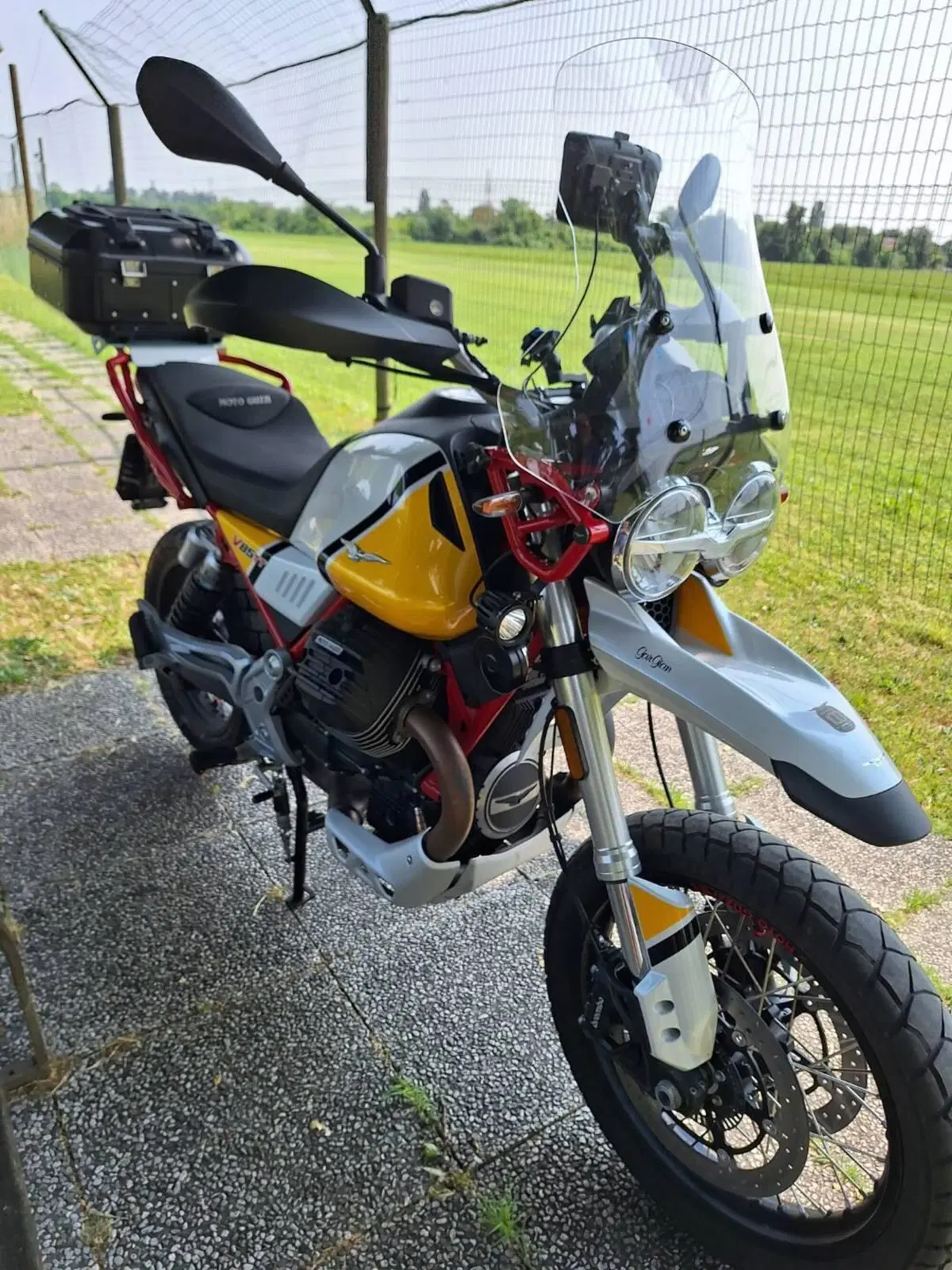 Moto Guzzi V85 TT Evocative Graphics (2019 - 20) (7)