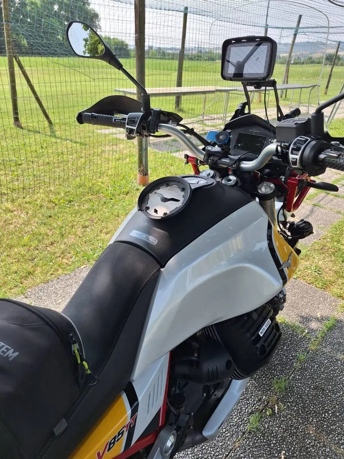 Moto Guzzi V85 TT Evocative Graphics (2019 - 20) (8)