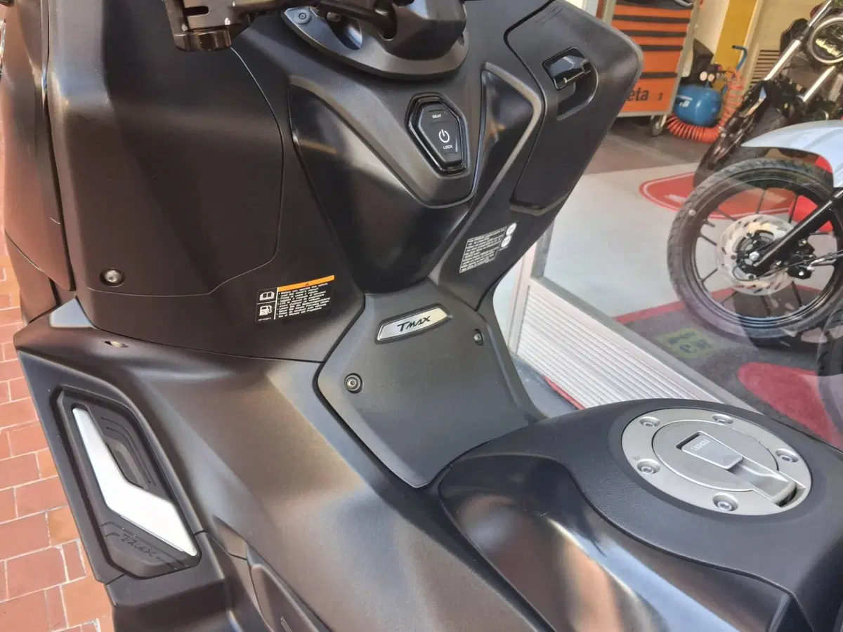 Yamaha T-Max 560 Tech Max (2025 - 26) (7)
