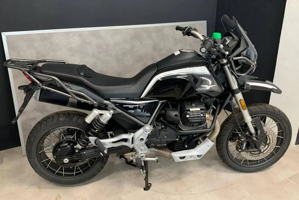 Moto Guzzi V85 TT Guardia d'Onore (2022 - 23)