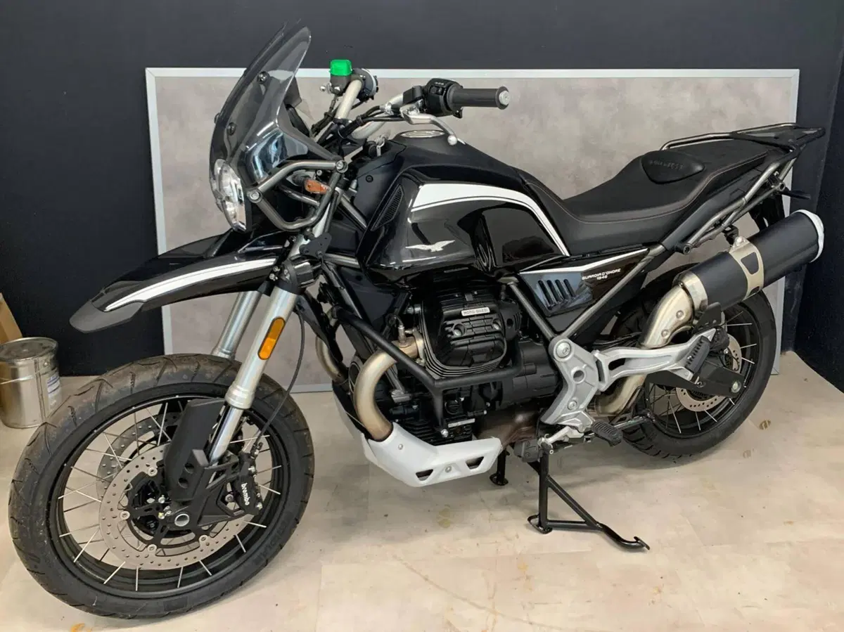 Moto Guzzi V85 TT Guardia d'Onore (2022 - 23) (3)