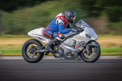 Il sogno diventa realtà: Talan Skeels-Piggins supera i 322 km/h su una Suzuki Hayabusa