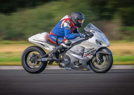 Il sogno diventa realtà: Talan Skeels-Piggins supera i 322 km/h su una Suzuki Hayabusa