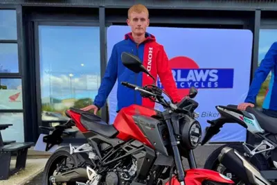 Il giro del mondo in moto a 17 anni, la sfida da record di Oli Purkis