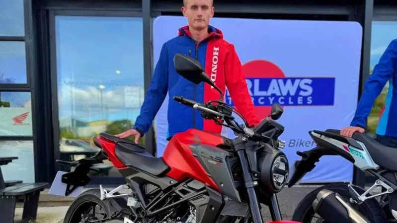 Il giro del mondo in moto a 17 anni, la sfida da record di Oli Purkis