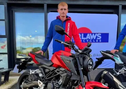Il giro del mondo in moto a 17 anni, la sfida da record di Oli Purkis