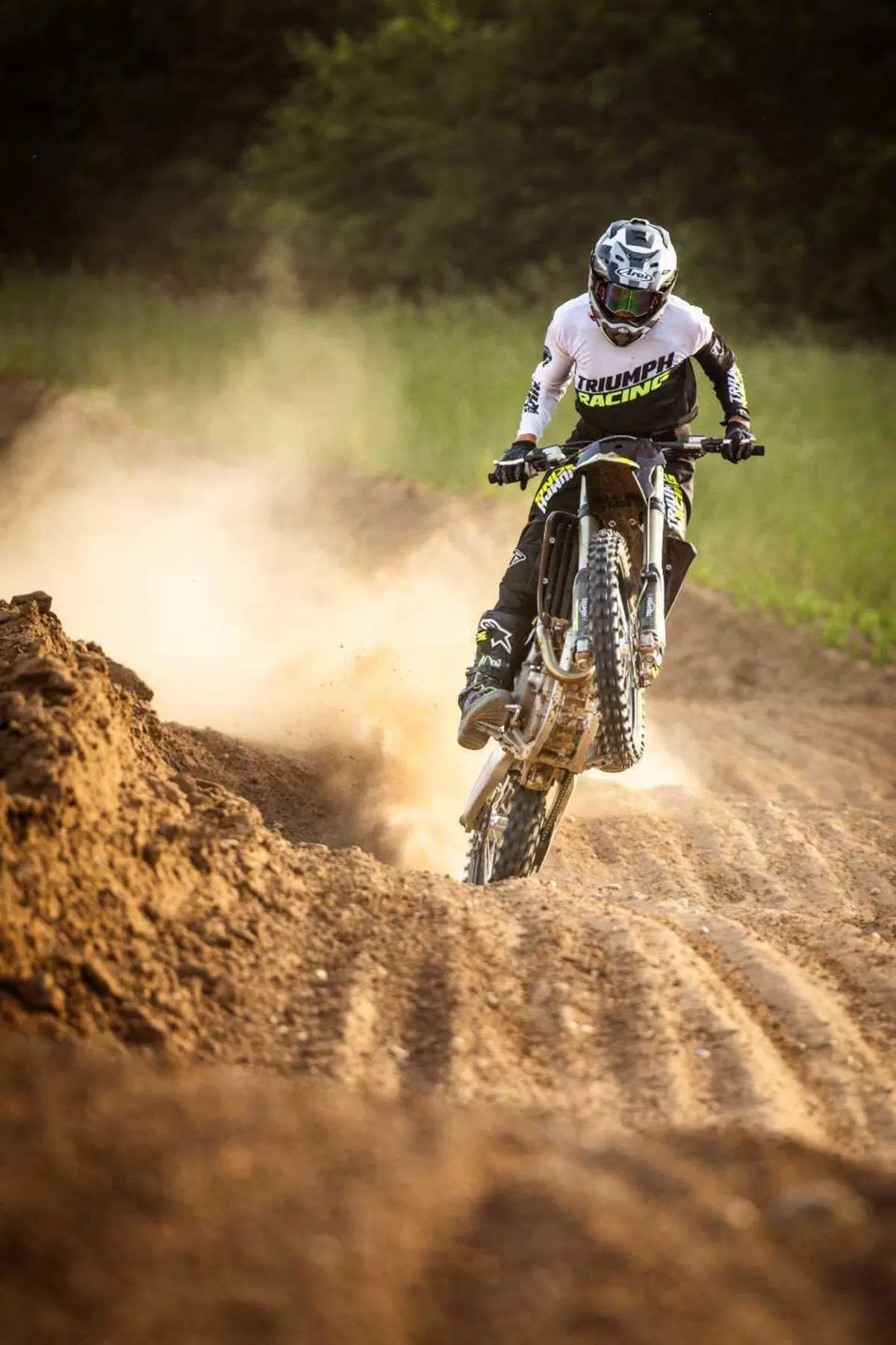 Triumph aggiorna la moto campione del mondo, la TF 250-X 2027