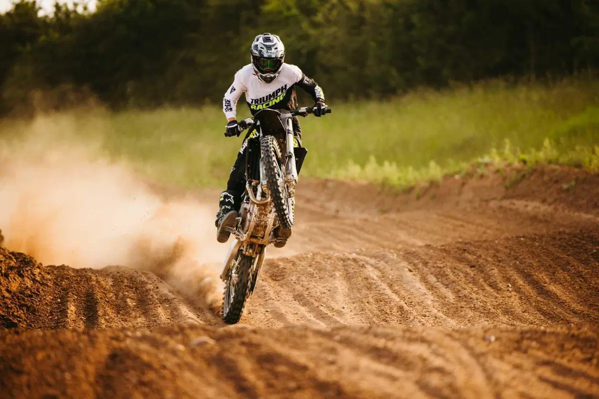 Triumph aggiorna la moto campione del mondo, la TF 250-X 2027 (2)