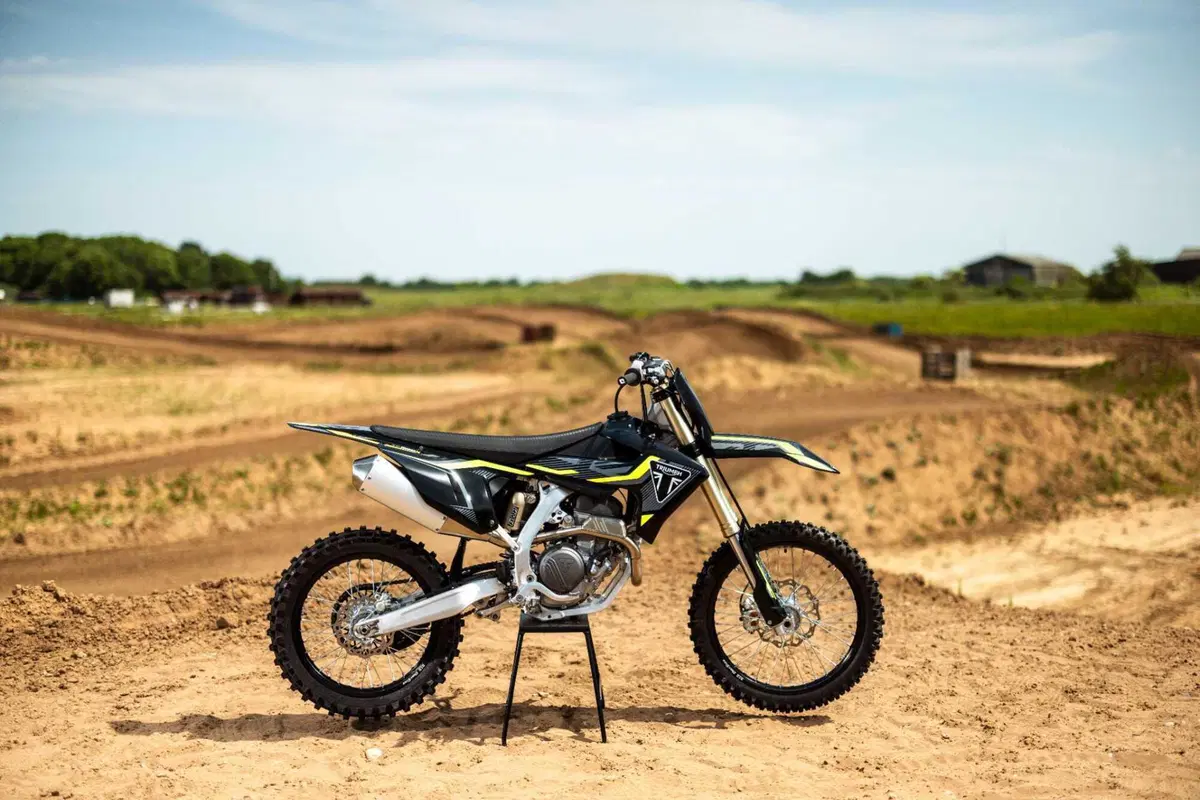 Triumph aggiorna la moto campione del mondo, la TF 250-X 2027 (12)