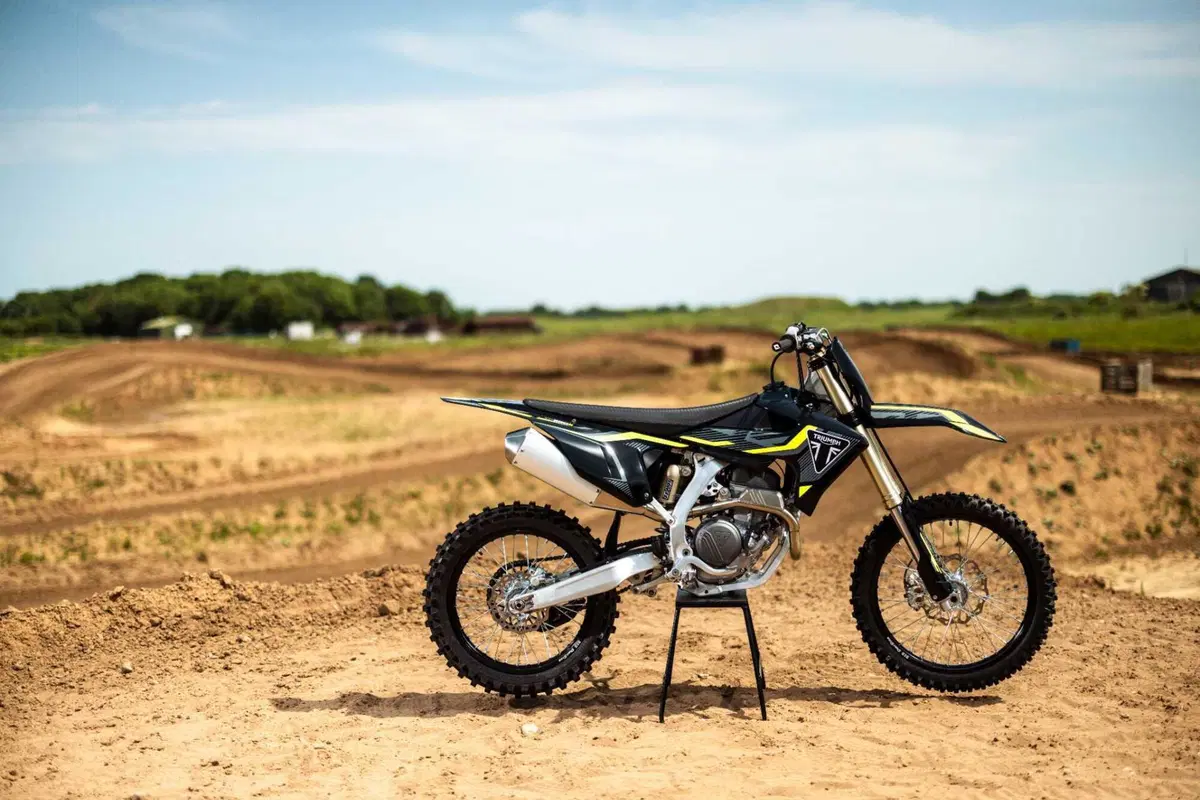 Triumph aggiorna la moto campione del mondo, la TF 250-X 2027 (13)