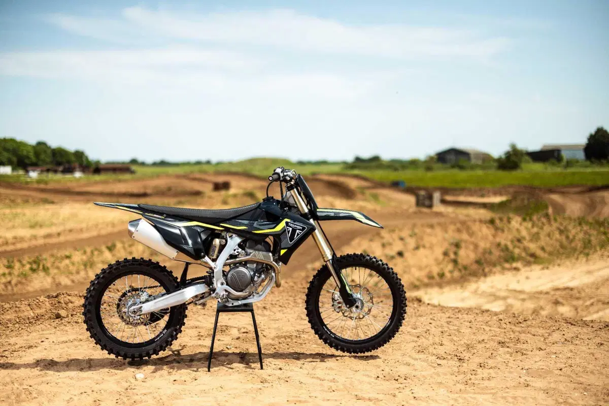 Triumph aggiorna la moto campione del mondo, la TF 250-X 2027 (14)
