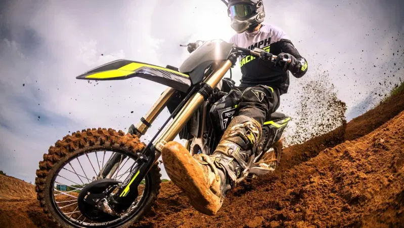 Triumph aggiorna la moto campione del mondo, la TF 250-X 2027