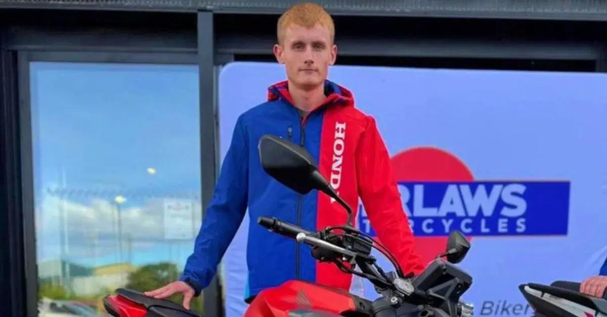 Il giro del mondo in moto a 17 anni, la sfida da record di Oli Purkis