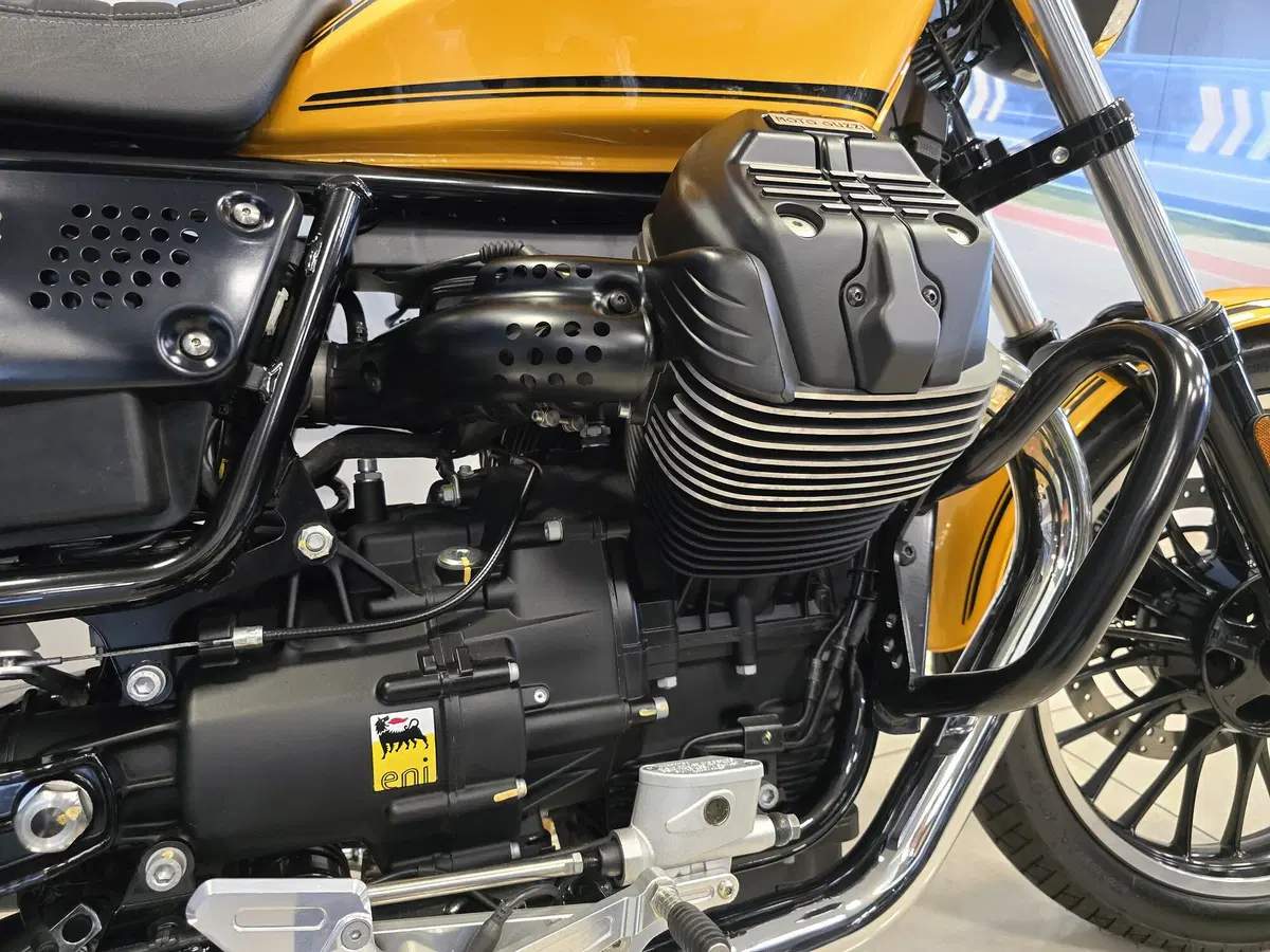 Moto Guzzi V9 Roamer (2016 - 18) (7)