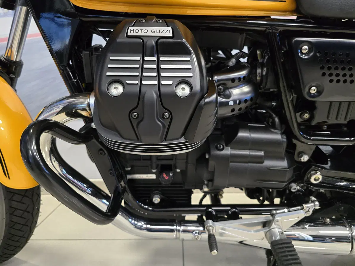 Moto Guzzi V9 Roamer (2016 - 18) (13)