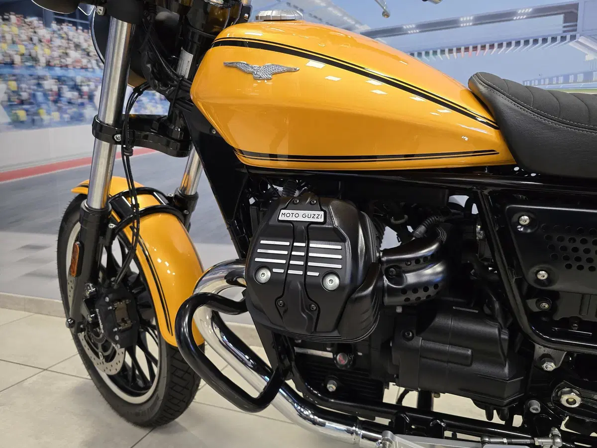Moto Guzzi V9 Roamer (2016 - 18) (14)
