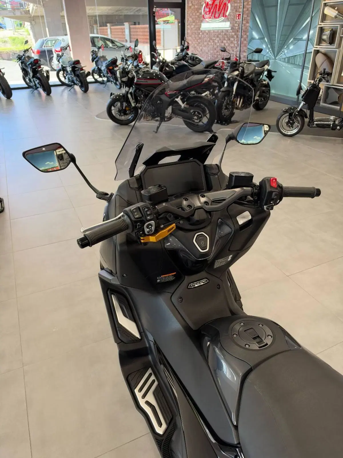 Yamaha T-Max 560 Tech Max (2022 - 24) (9)