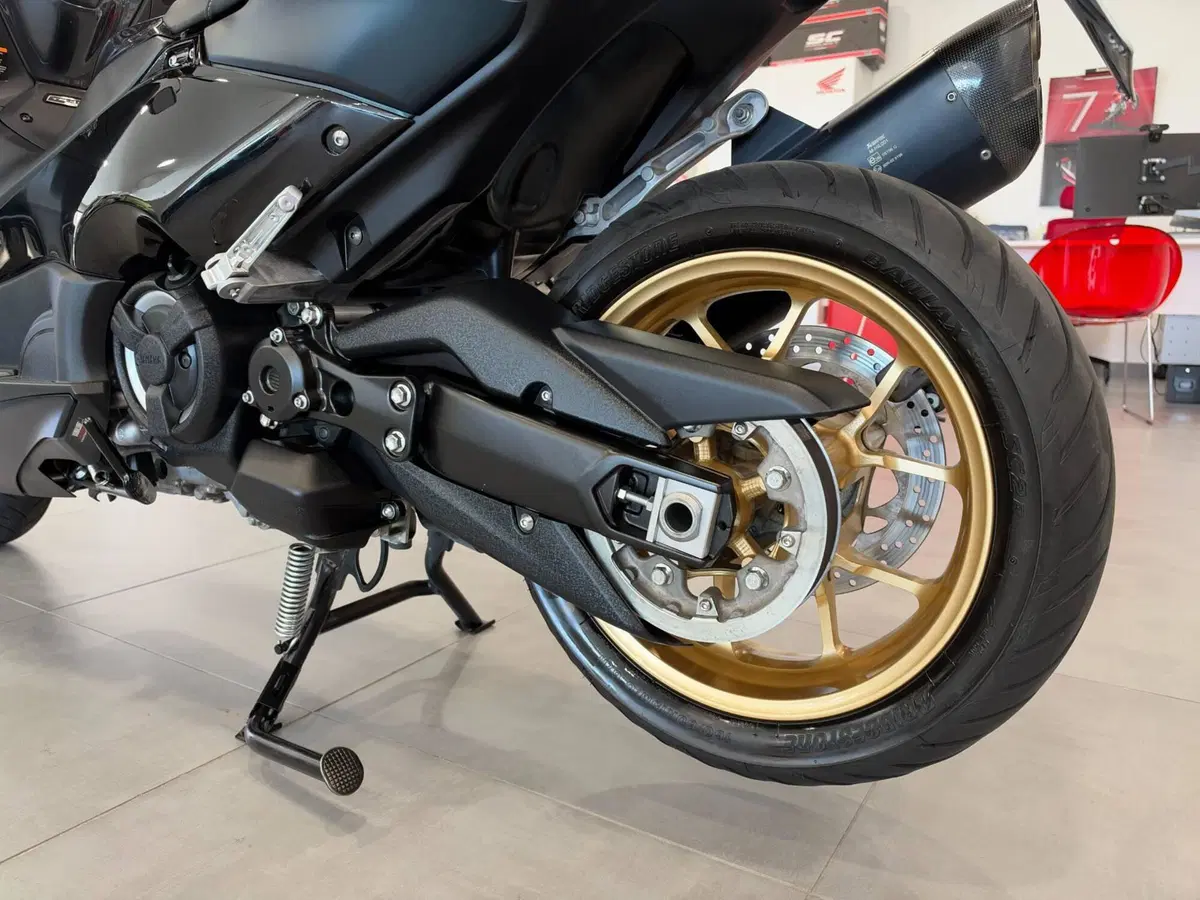 Yamaha T-Max 560 Tech Max (2022 - 24) (14)