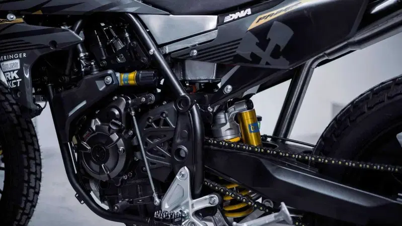 La Ténéré 700 da flat track perde 47 kg, ma ha senso?